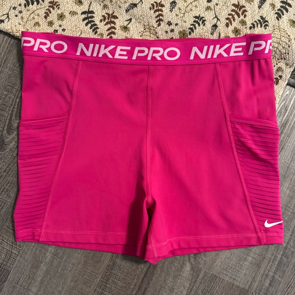 New Without Tags. Nike High-Waisted Shorts. Size XL. In the colour Active Pink.